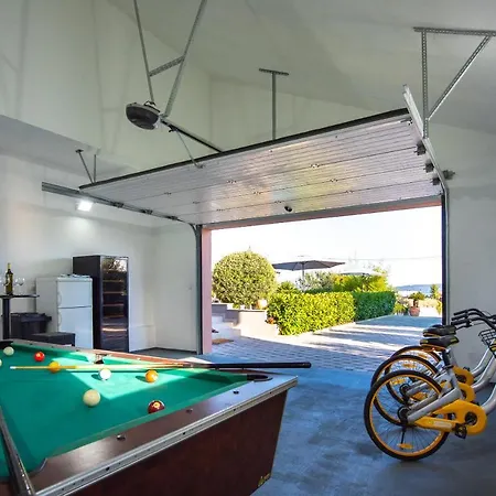 Toni With 5 Bedrooms And Heated Pool Villa
