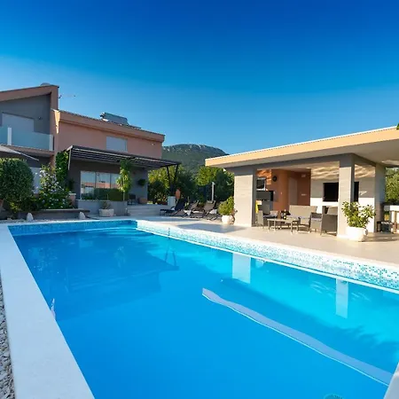Toni With 5 Bedrooms And Heated Pool Villa Kastela