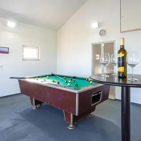 Toni With 5 Bedrooms And Heated Pool