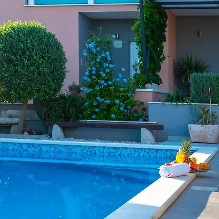 Villa Toni With 5 Bedrooms And Heated Pool *