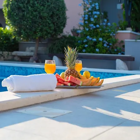 Villa Toni With 5 Bedrooms And Heated Pool Kastela