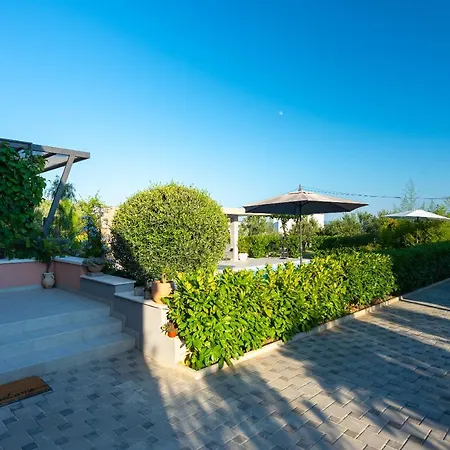 Toni With 5 Bedrooms And Heated Pool Kastela