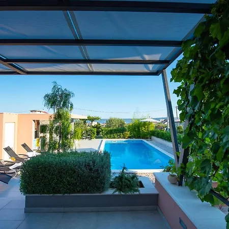 Villa Toni With 5 Bedrooms And Heated Pool
