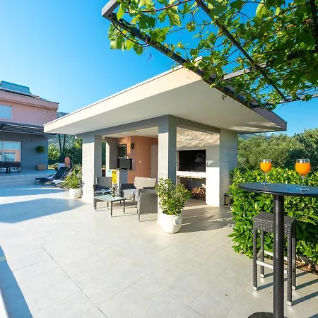 Villa Toni With 5 Bedrooms And Heated Pool Kastela
