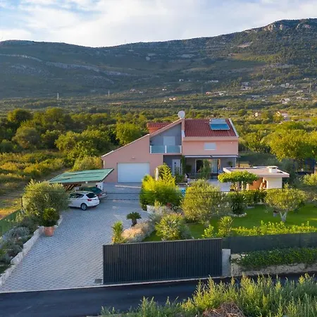 Toni With 5 Bedrooms And Heated Pool * Kastela