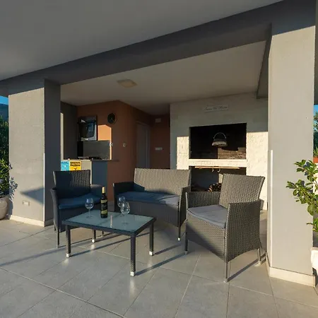 Toni With 5 Bedrooms And Heated Pool * Kastela