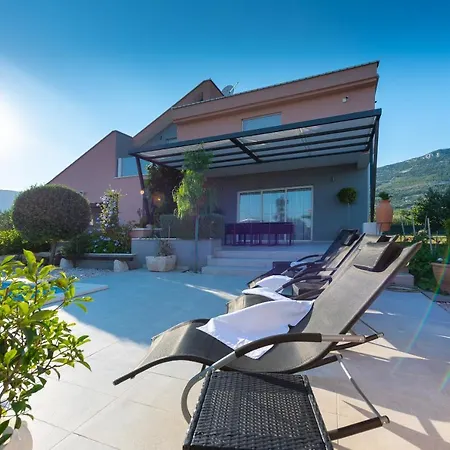 Toni With 5 Bedrooms And Heated Pool