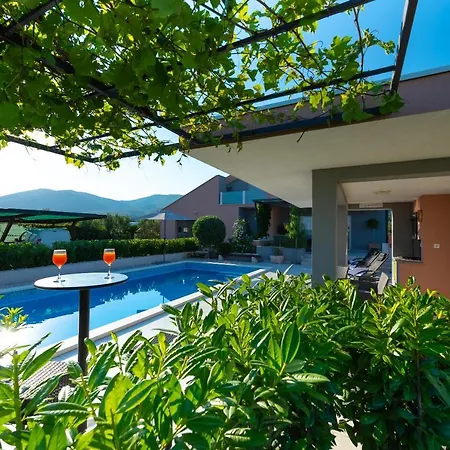Toni With 5 Bedrooms And Heated Pool Villa Kastela