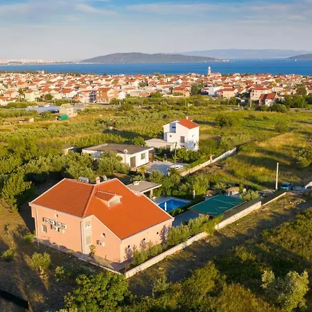 Toni With 5 Bedrooms And Heated Pool * Kastela