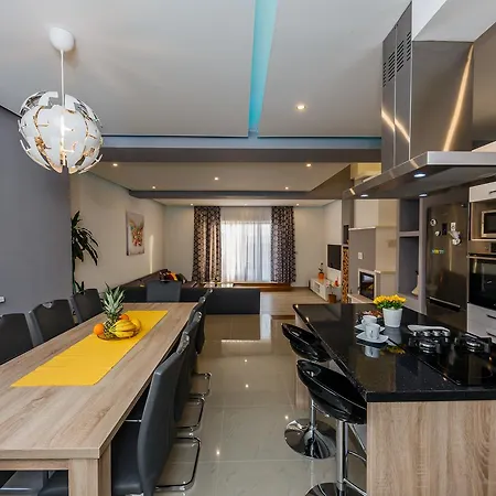 Toni With 5 Bedrooms And Heated Pool * Kastela