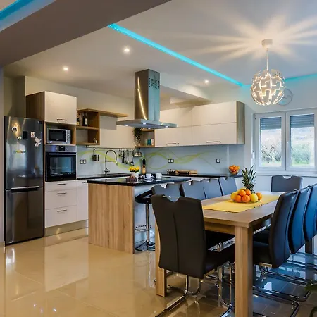 Toni With 5 Bedrooms And Heated Pool * Kastela