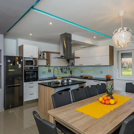Toni With 5 Bedrooms And Heated Pool * Kastela