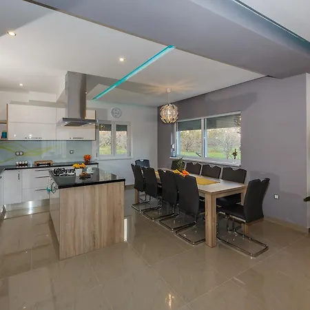 Toni With 5 Bedrooms And Heated Pool * Kastela
