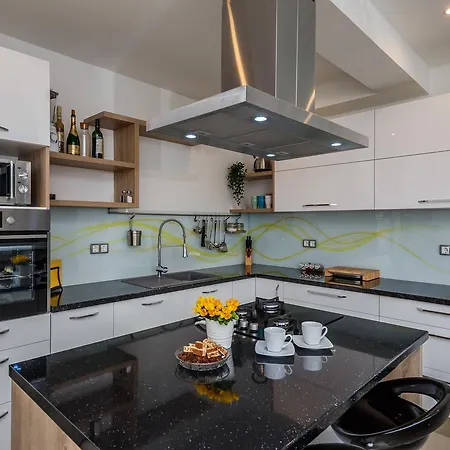Toni With 5 Bedrooms And Heated Pool * Kastela