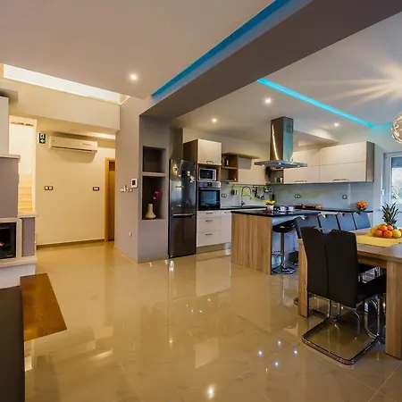 Toni With 5 Bedrooms And Heated Pool * Kastela