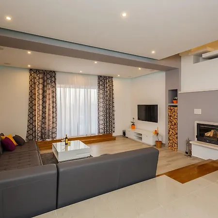 Villa Toni With 5 Bedrooms And Heated Pool *