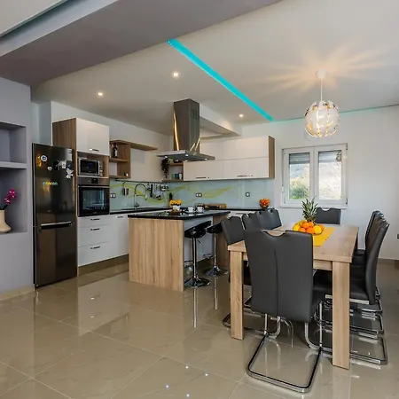 Toni With 5 Bedrooms And Heated Pool * Kastela