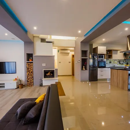 Toni With 5 Bedrooms And Heated Pool * Kastela