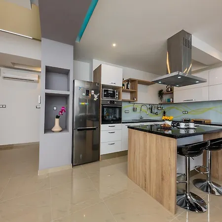 Toni With 5 Bedrooms And Heated Pool * Kastela