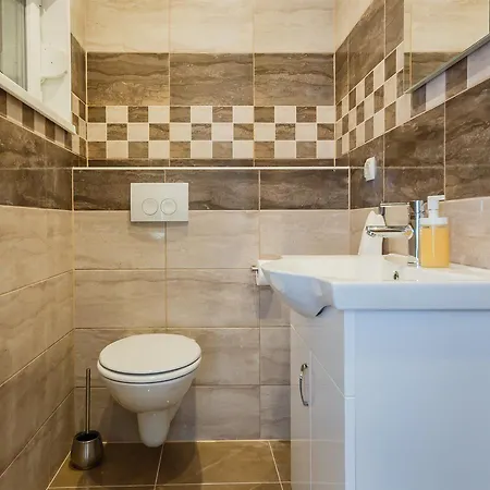 Toni With 5 Bedrooms And Heated Pool * Kastela