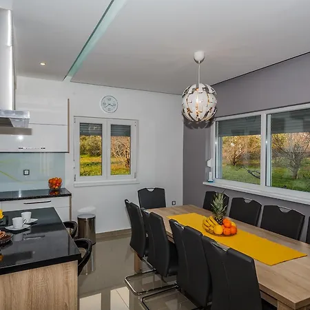 Toni With 5 Bedrooms And Heated Pool * Kastela