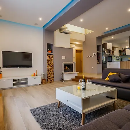 Toni With 5 Bedrooms And Heated Pool * Kastela