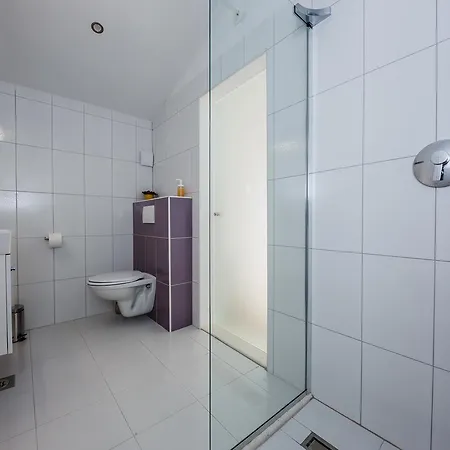 Toni With 5 Bedrooms And Heated Pool * Kastela