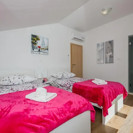 Toni With 5 Bedrooms And Heated Pool * Kastela