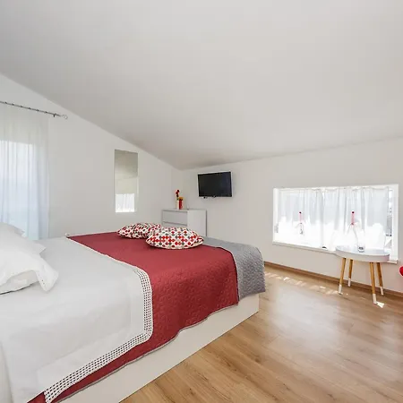 Villa Toni With 5 Bedrooms And Heated Pool *