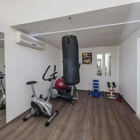 Toni With 5 Bedrooms And Heated Pool Villa Kastela