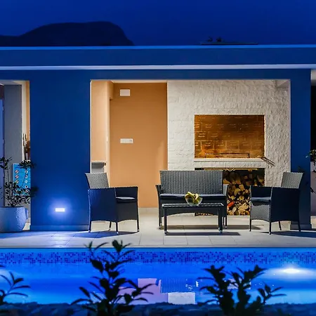 Villa Toni With 5 Bedrooms And Heated Pool