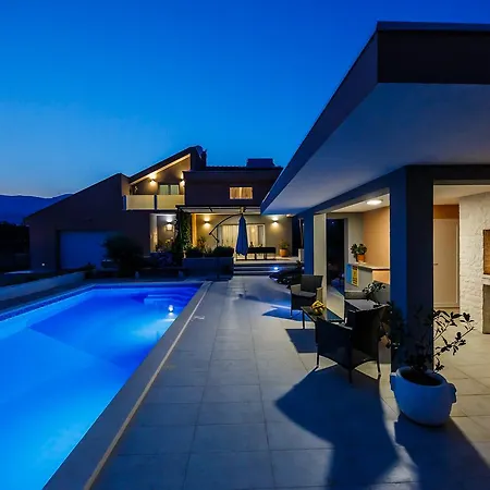 Toni With 5 Bedrooms And Heated Pool *