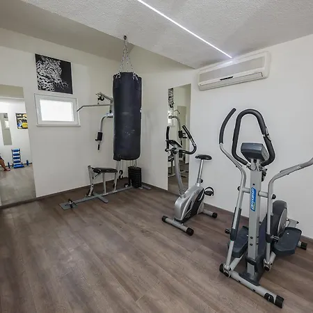 Toni With 5 Bedrooms And Heated Pool